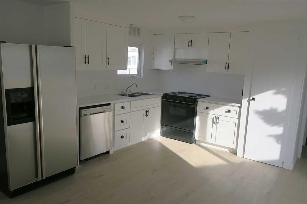 817 Bayview Road, Strathmore, AB - Indoor Photo Showing Kitchen With Double Sink