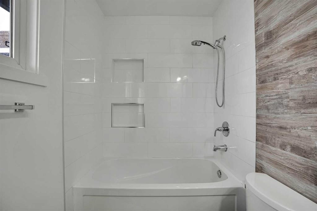 315 Templewood Place Ne, Calgary, AB - Indoor Photo Showing Bathroom