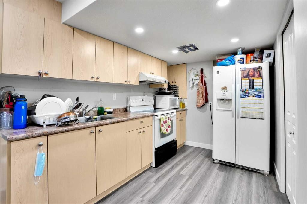 6081 Martingrove Road Ne, Calgary, AB - Indoor Photo Showing Kitchen