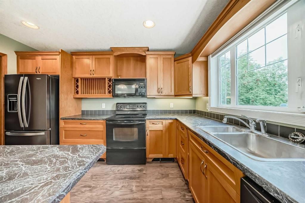 310 Highwood Village Place Nw, High River, AB - Indoor Photo Showing Kitchen With Double Sink