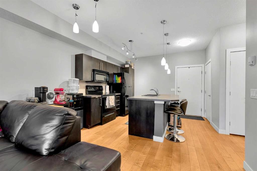 109-2307 14 Street Sw, Calgary, AB - Indoor Photo Showing Kitchen
