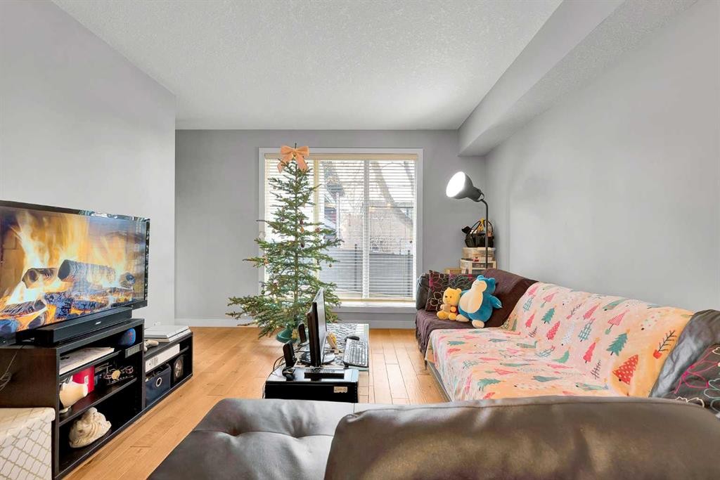 109-2307 14 Street Sw, Calgary, AB - Indoor Photo Showing Living Room