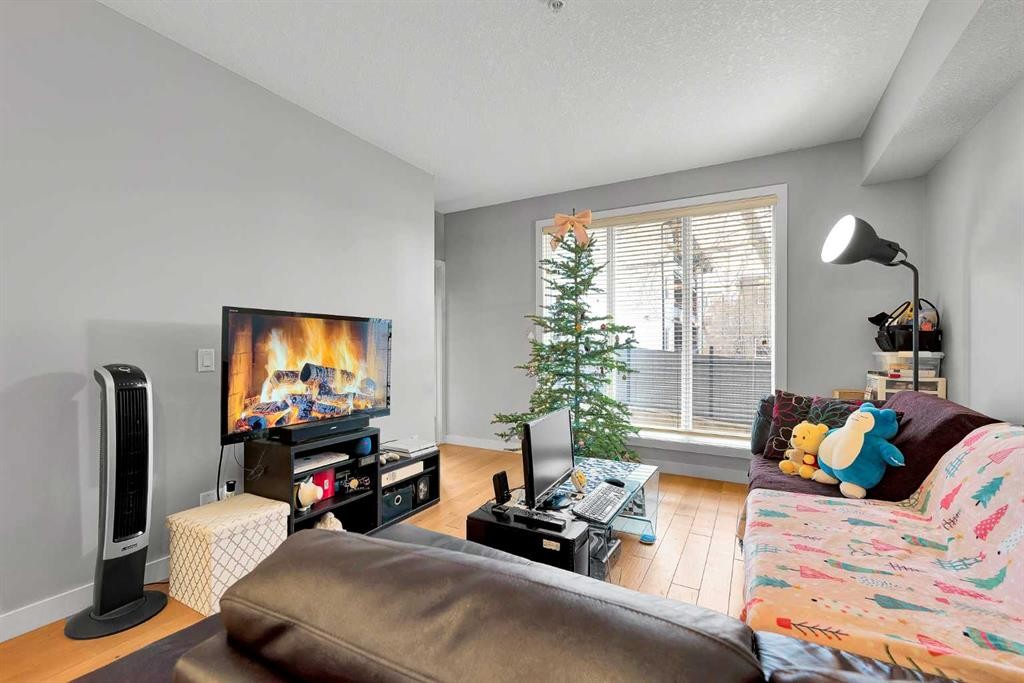 109-2307 14 Street Sw, Calgary, AB - Indoor Photo Showing Living Room