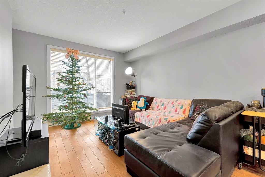 109-2307 14 Street Sw, Calgary, AB - Indoor Photo Showing Living Room