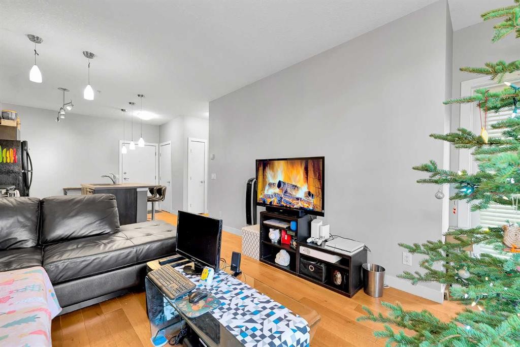 109-2307 14 Street Sw, Calgary, AB - Indoor Photo Showing Living Room