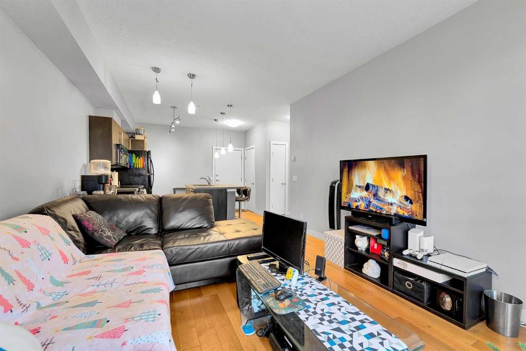 109-2307 14 Street Sw, Calgary, AB - Indoor Photo Showing Living Room