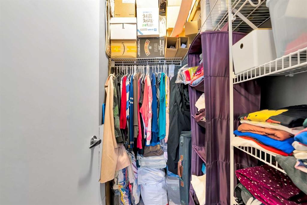 109-2307 14 Street Sw, Calgary, AB - Indoor With Storage