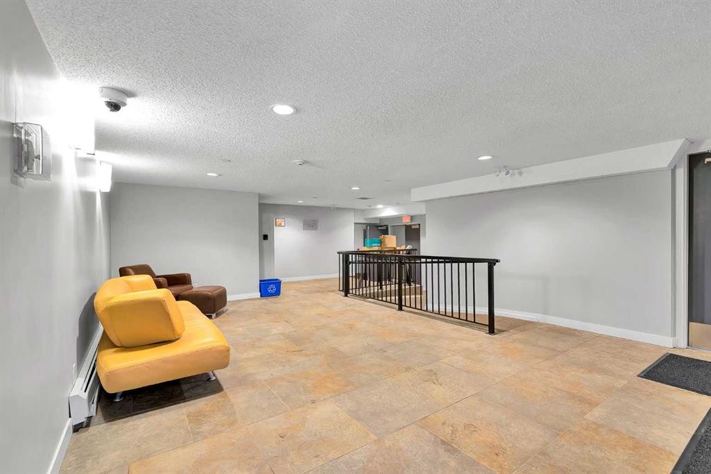 109-2307 14 Street Sw, Calgary, AB - Indoor Photo Showing Other Room