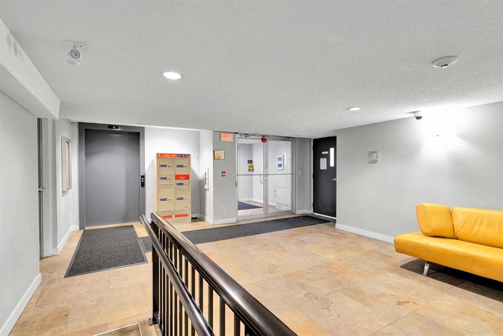 109-2307 14 Street Sw, Calgary, AB - Indoor