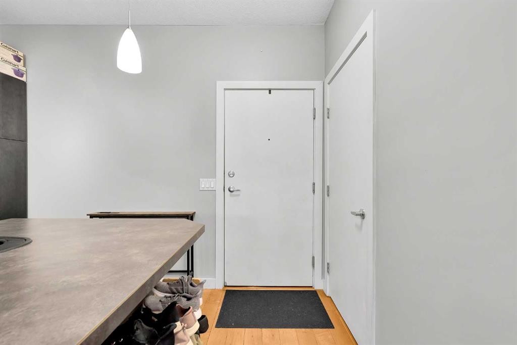 109-2307 14 Street Sw, Calgary, AB - Indoor Photo Showing Other Room