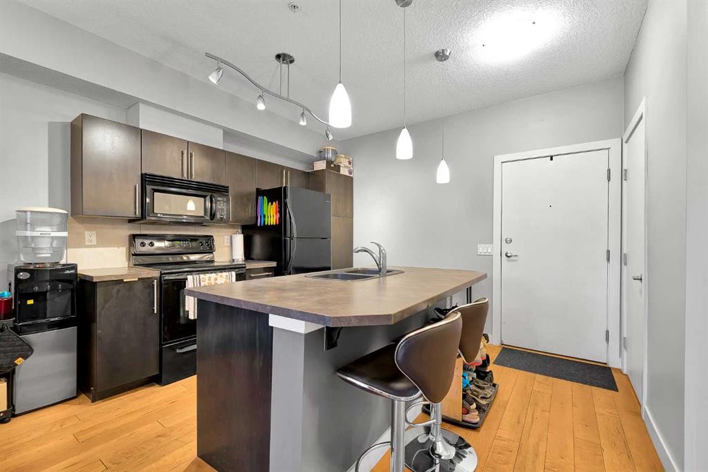 109-2307 14 Street Sw, Calgary, AB - Indoor Photo Showing Kitchen