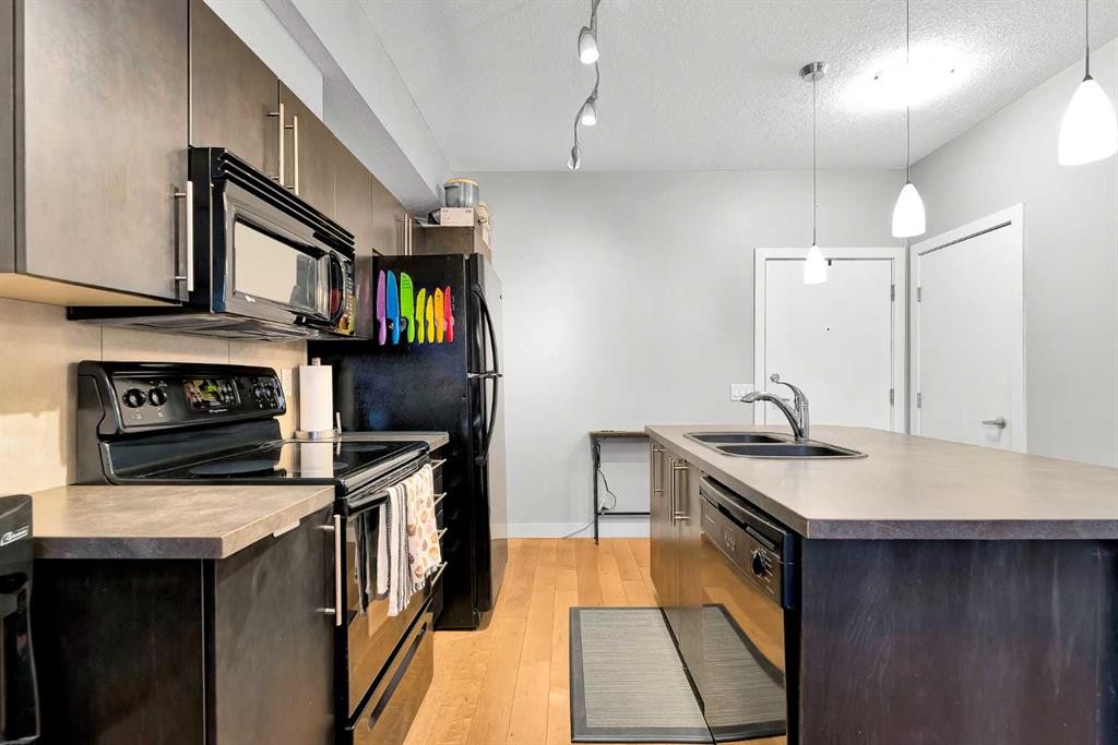 109-2307 14 Street Sw, Calgary, AB - Indoor Photo Showing Kitchen With Double Sink With Upgraded Kitchen