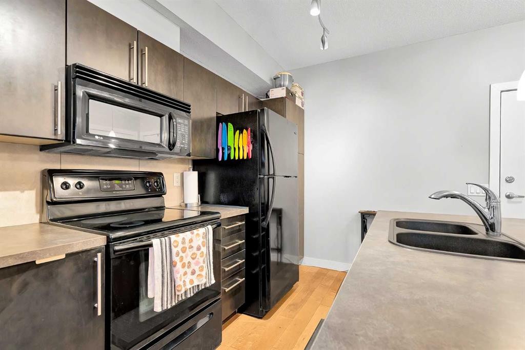 109-2307 14 Street Sw, Calgary, AB - Indoor Photo Showing Kitchen With Double Sink