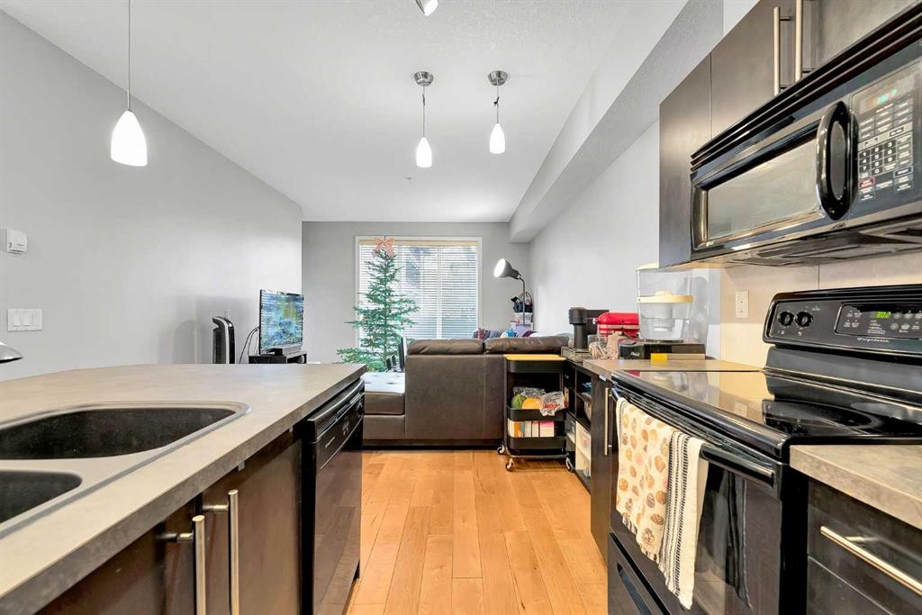 109-2307 14 Street Sw, Calgary, AB - Indoor Photo Showing Kitchen