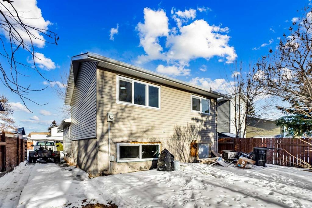 139 Castleglen Way Ne, Calgary, AB - Outdoor