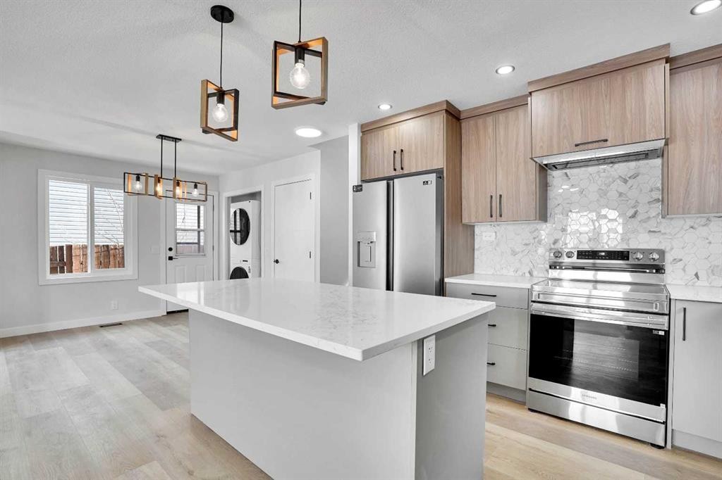 139 Castleglen Way Ne, Calgary, AB - Indoor Photo Showing Kitchen With Upgraded Kitchen