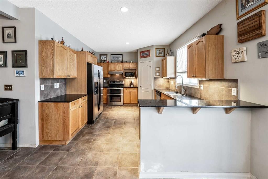 40 Mckinnon Street Nw, Langdon, AB - Indoor Photo Showing Kitchen