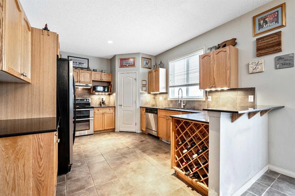 40 Mckinnon Street Nw, Langdon, AB - Indoor Photo Showing Kitchen