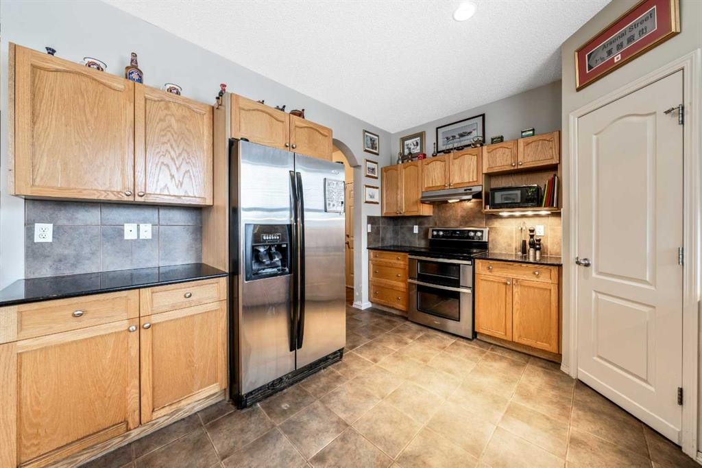 40 Mckinnon Street Nw, Langdon, AB - Indoor Photo Showing Kitchen