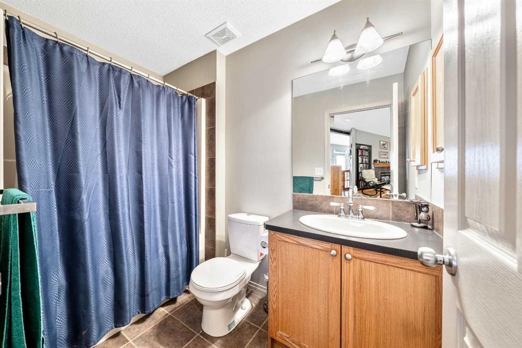 40 Mckinnon Street Nw, Langdon, AB - Indoor Photo Showing Bathroom