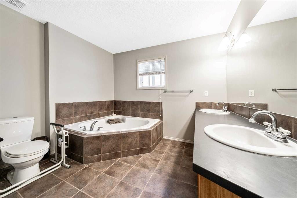 40 Mckinnon Street Nw, Langdon, AB - Indoor Photo Showing Bathroom