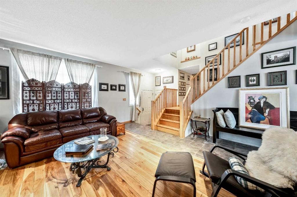 40 Mckinnon Street Nw, Langdon, AB - Indoor Photo Showing Living Room