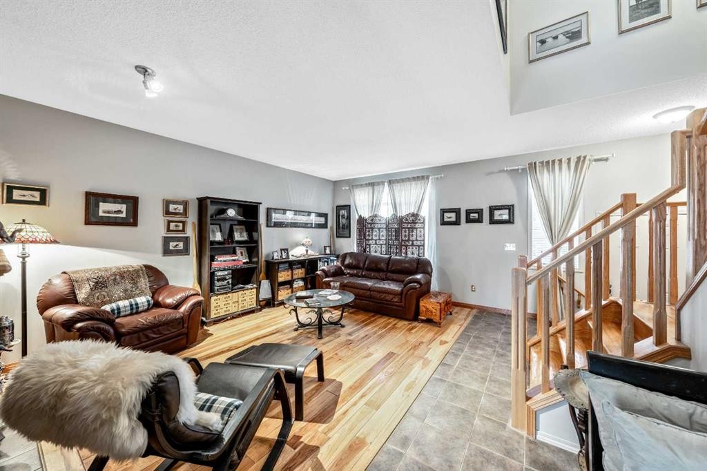 40 Mckinnon Street Nw, Langdon, AB - Indoor Photo Showing Living Room