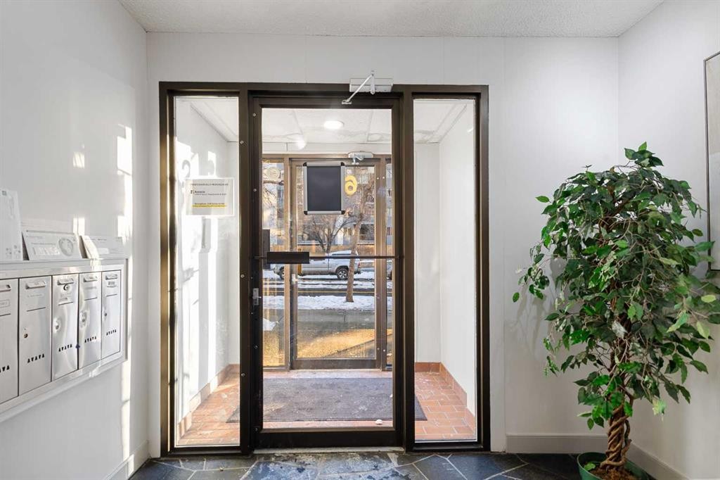 105-620 15 Avenue Sw, Calgary, AB - Indoor Photo Showing Other Room