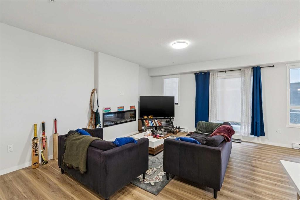 3116-33 Carringham Gate Nw, Calgary, AB - Indoor Photo Showing Living Room