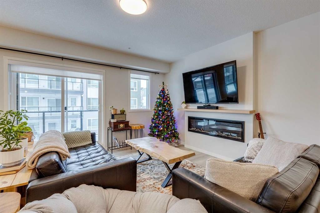 3204-33 Carringham Gate Nw, Calgary, AB - Indoor Photo Showing Living Room With Fireplace