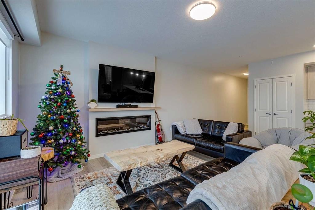 3204-33 Carringham Gate Nw, Calgary, AB - Indoor Photo Showing Living Room With Fireplace