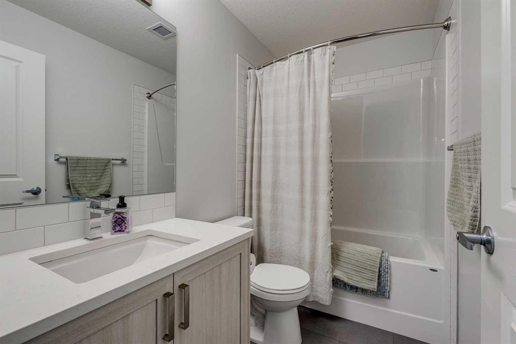 3204-33 Carringham Gate Nw, Calgary, AB - Indoor Photo Showing Bathroom