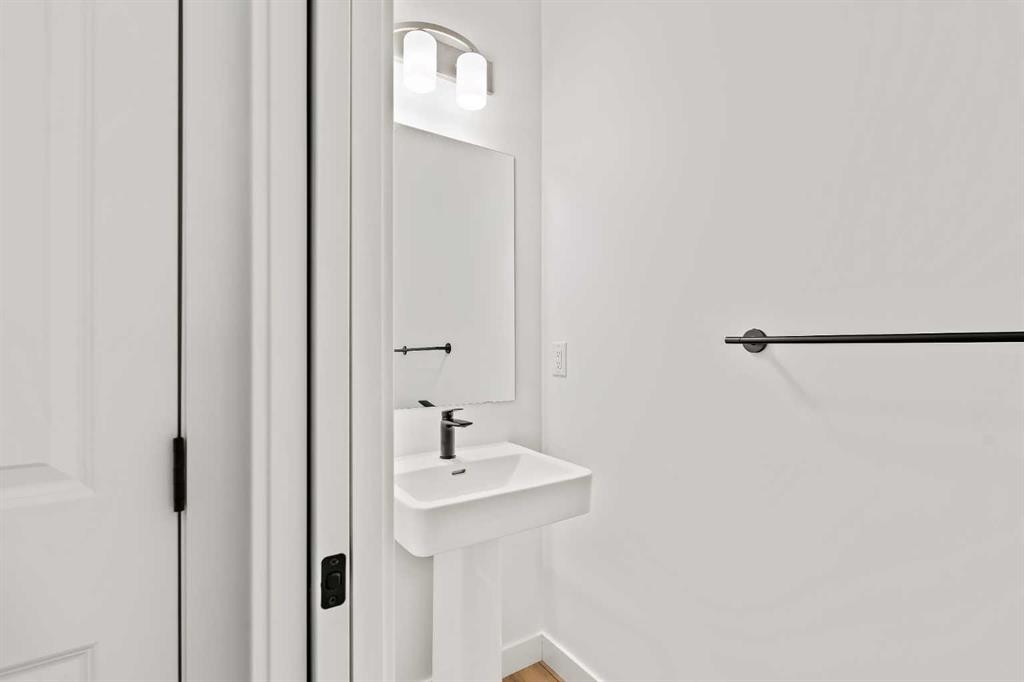 15 Herron Walk Ne, Calgary, AB - Indoor Photo Showing Bathroom