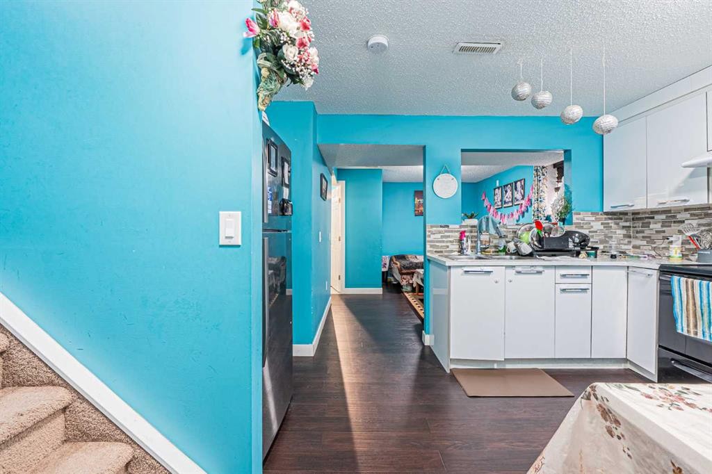 9249 Saddlebrook Drive Ne, Calgary, AB - Indoor Photo Showing Kitchen