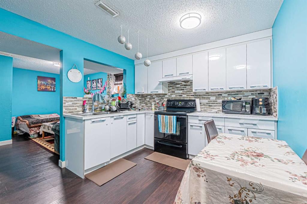 9249 Saddlebrook Drive Ne, Calgary, AB - Indoor Photo Showing Kitchen