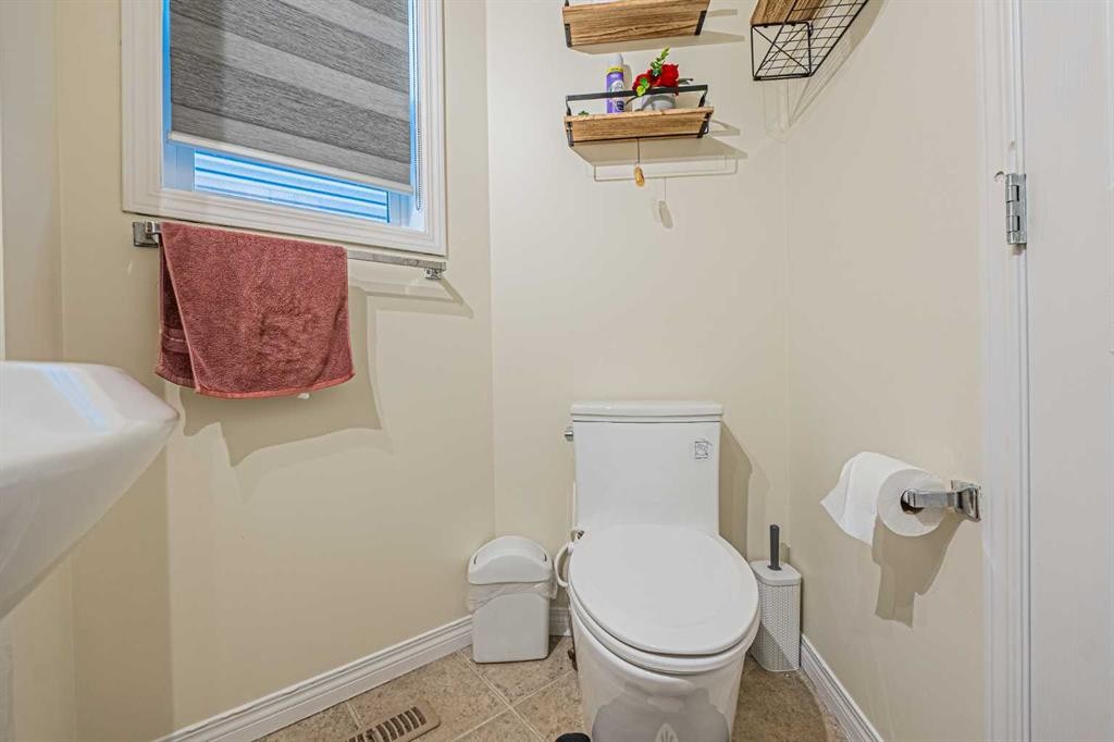 9249 Saddlebrook Drive Ne, Calgary, AB - Indoor Photo Showing Bathroom