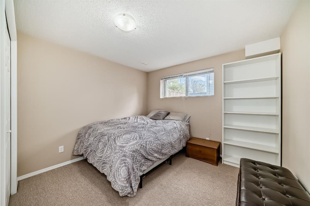 8432 Berkley Road Nw, Calgary, AB - Indoor Photo Showing Bedroom
