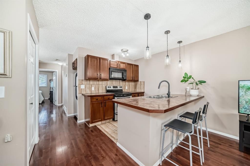 8432 Berkley Road Nw, Calgary, AB - Indoor Photo Showing Kitchen With Upgraded Kitchen