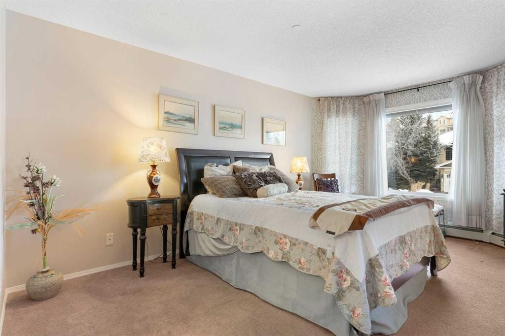1209-1209 Sienna Park Green Sw, Calgary, AB - Indoor Photo Showing Bedroom