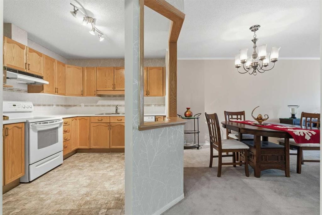 1209-1209 Sienna Park Green Sw, Calgary, AB - Indoor Photo Showing Kitchen