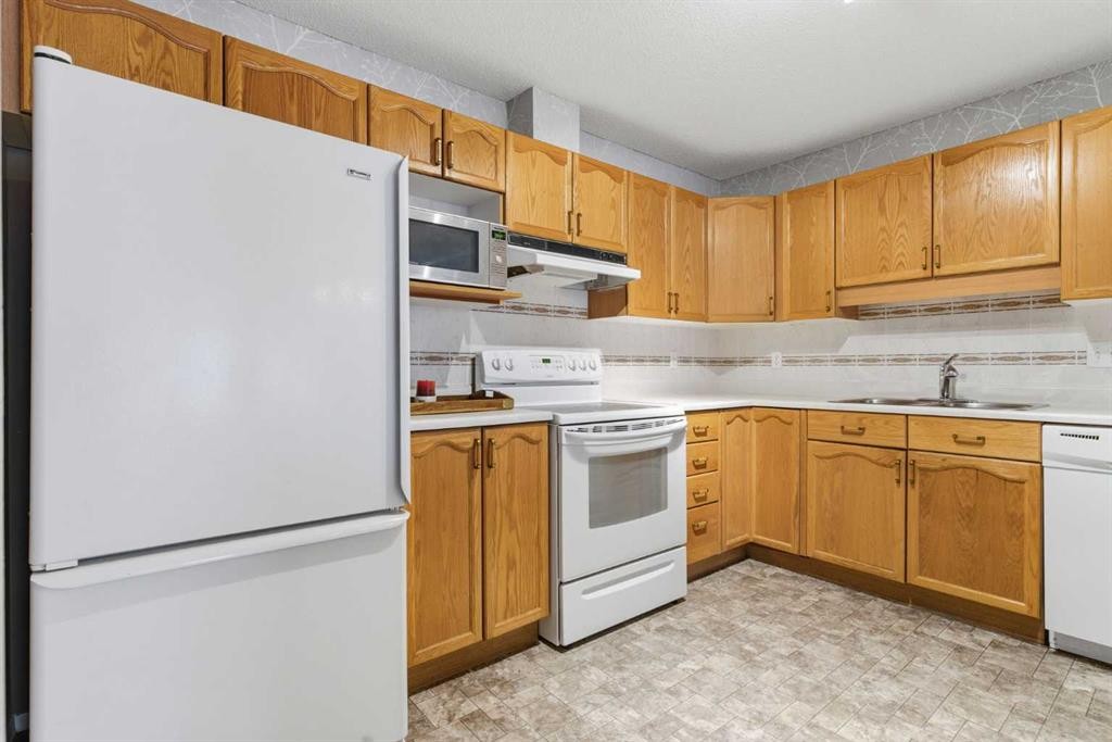 1209-1209 Sienna Park Green Sw, Calgary, AB - Indoor Photo Showing Kitchen