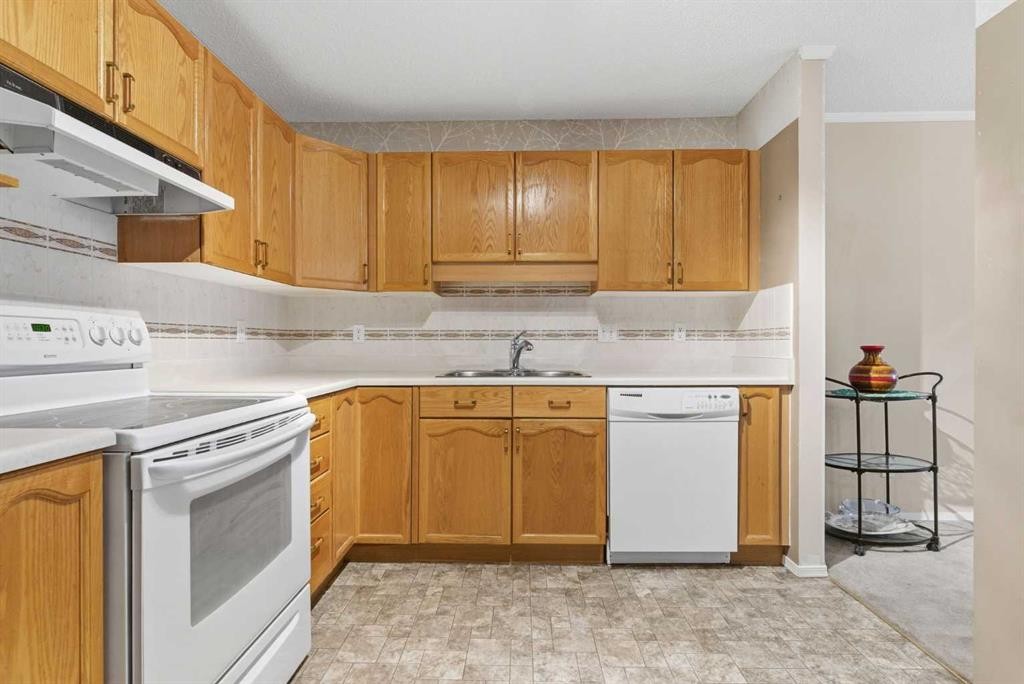 1209-1209 Sienna Park Green Sw, Calgary, AB - Indoor Photo Showing Kitchen With Double Sink