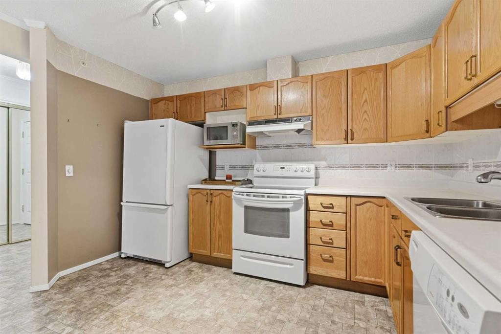 1209-1209 Sienna Park Green Sw, Calgary, AB - Indoor Photo Showing Kitchen With Double Sink