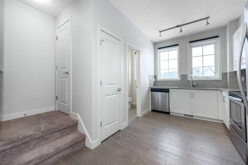 40 Sherwood Row Nw, Calgary, AB - Indoor Photo Showing Kitchen