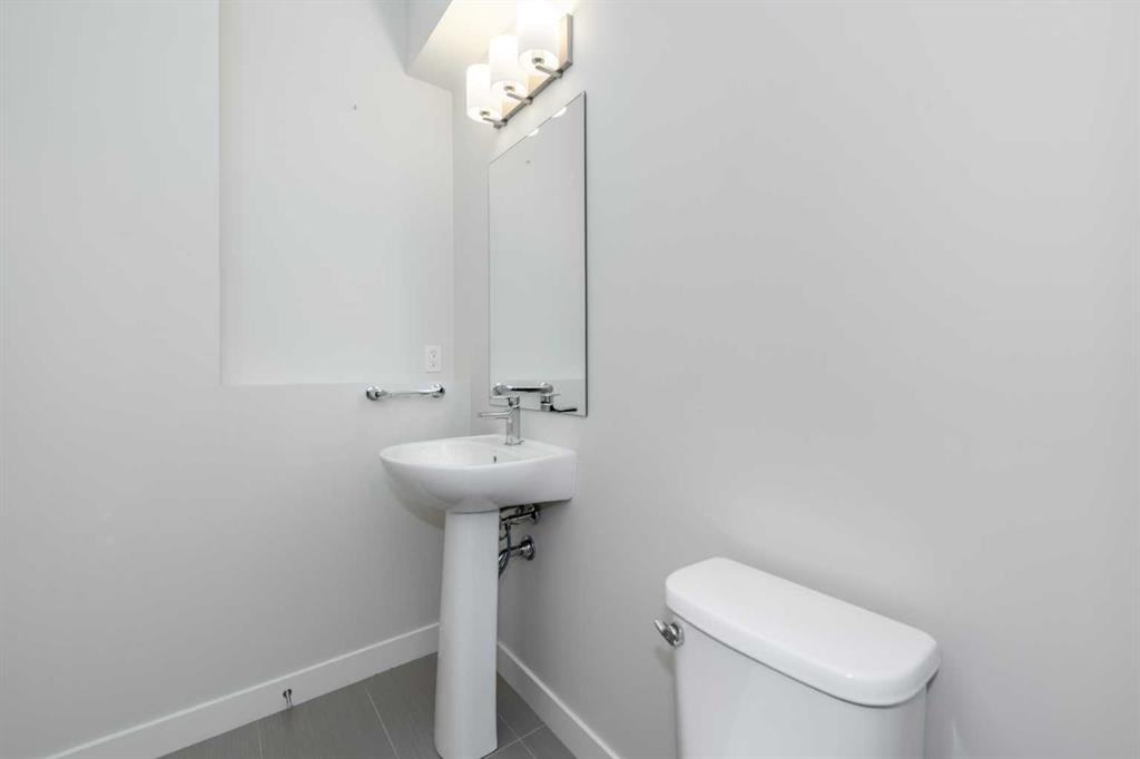 40 Sherwood Row Nw, Calgary, AB - Indoor Photo Showing Bathroom