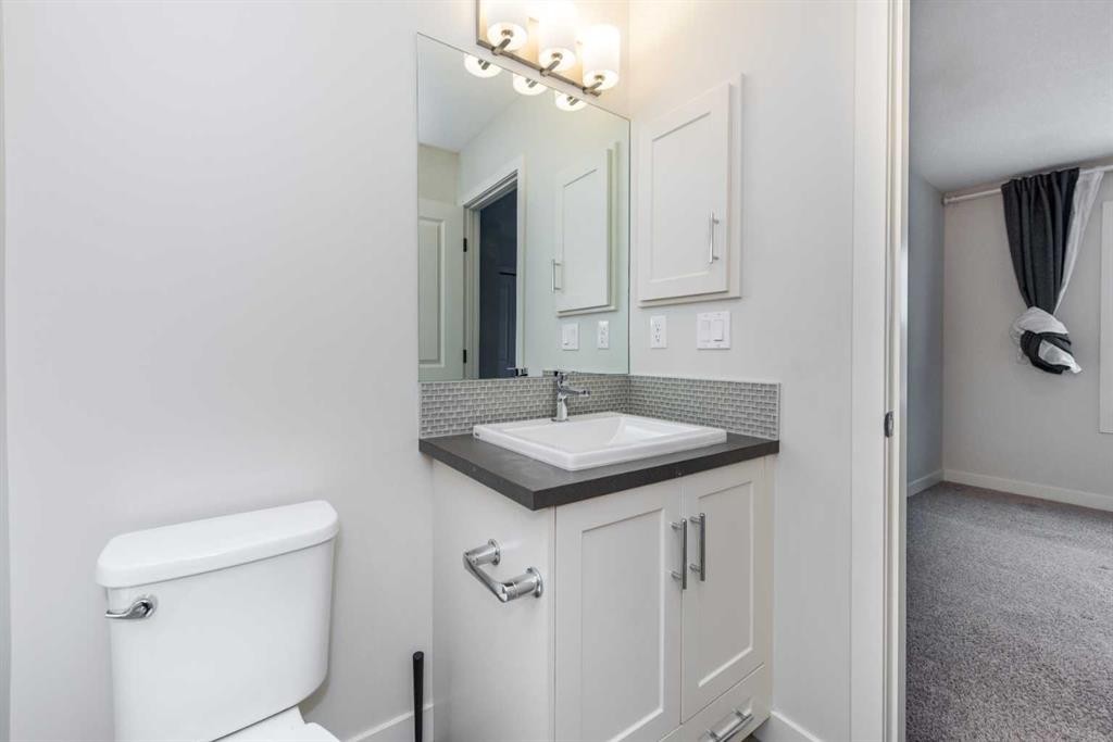 40 Sherwood Row Nw, Calgary, AB - Indoor Photo Showing Bathroom