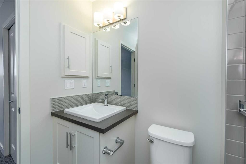 40 Sherwood Row Nw, Calgary, AB - Indoor Photo Showing Bathroom