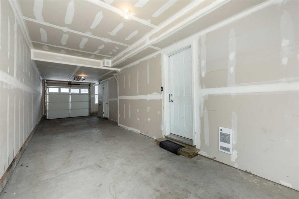 40 Sherwood Row Nw, Calgary, AB - Indoor Photo Showing Garage