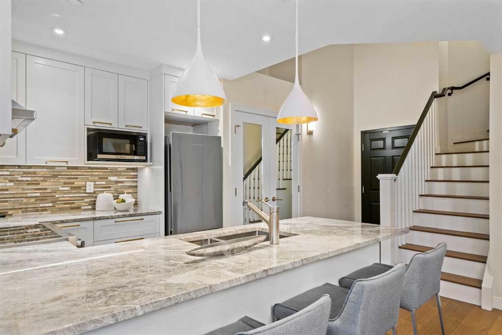 511-881 15 Avenue Sw, Calgary, AB - Indoor Photo Showing Kitchen With Upgraded Kitchen