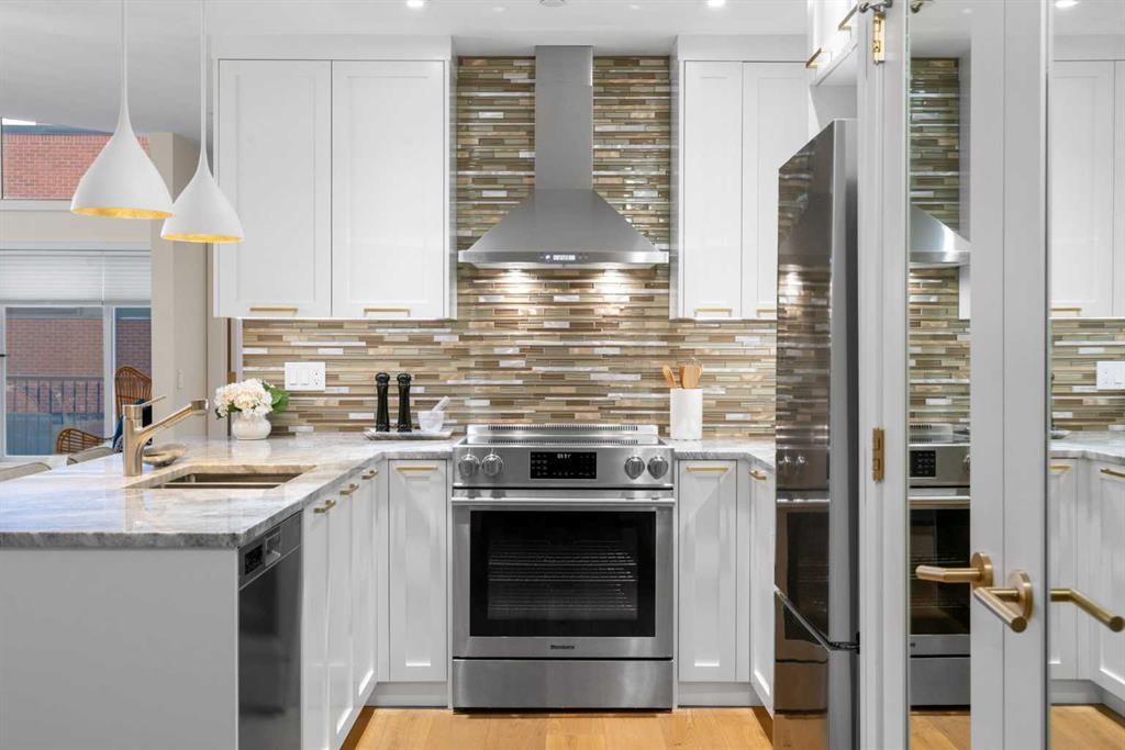 511-881 15 Avenue Sw, Calgary, AB - Indoor Photo Showing Kitchen With Upgraded Kitchen